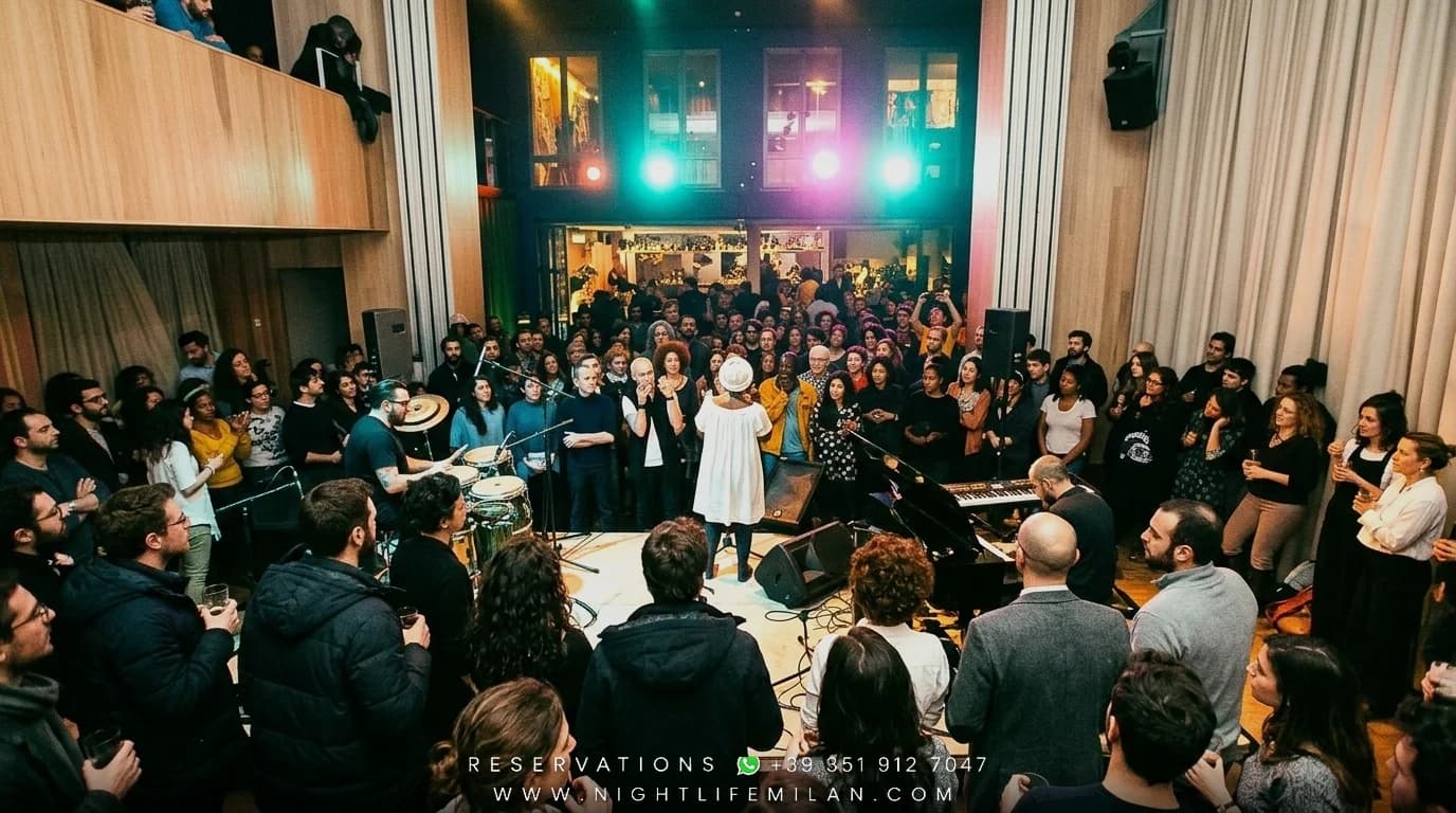 رأس السنة 2027 BIKO Milano (Milano): Gala, Club & VIP — الملصق الرسمي للفعالية · BIKO Milano رأس السنة 2027 BIKO Milano (Milano): Gala, Club & VIP — الملصق الرسمي للفعالية BIKO Milano (مجموعات الأصدقاء والطاولات الاجتماعية (23–38 سنة) · فستان سهرة براق ومخمل وبدلة داكنة أنيقة)