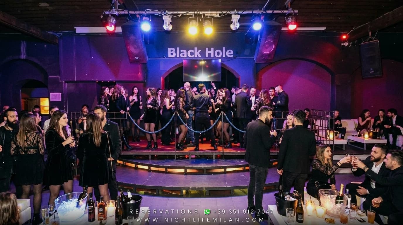 Silvester 2027 Black Hole Milano (Milano): Gala, Club & VIP — Offizielles Event-Plakat · Black Hole Milano Silvester 2027 Black Hole Milano (Milano): Gala, Club & VIP — Offizielles Event-Plakat Black Hole Milano (Singles, Freundesgruppen & Social Tables (23–38 Jahre) · Pailletten-Abendkleid, Samt & dunkler Maßanzug)