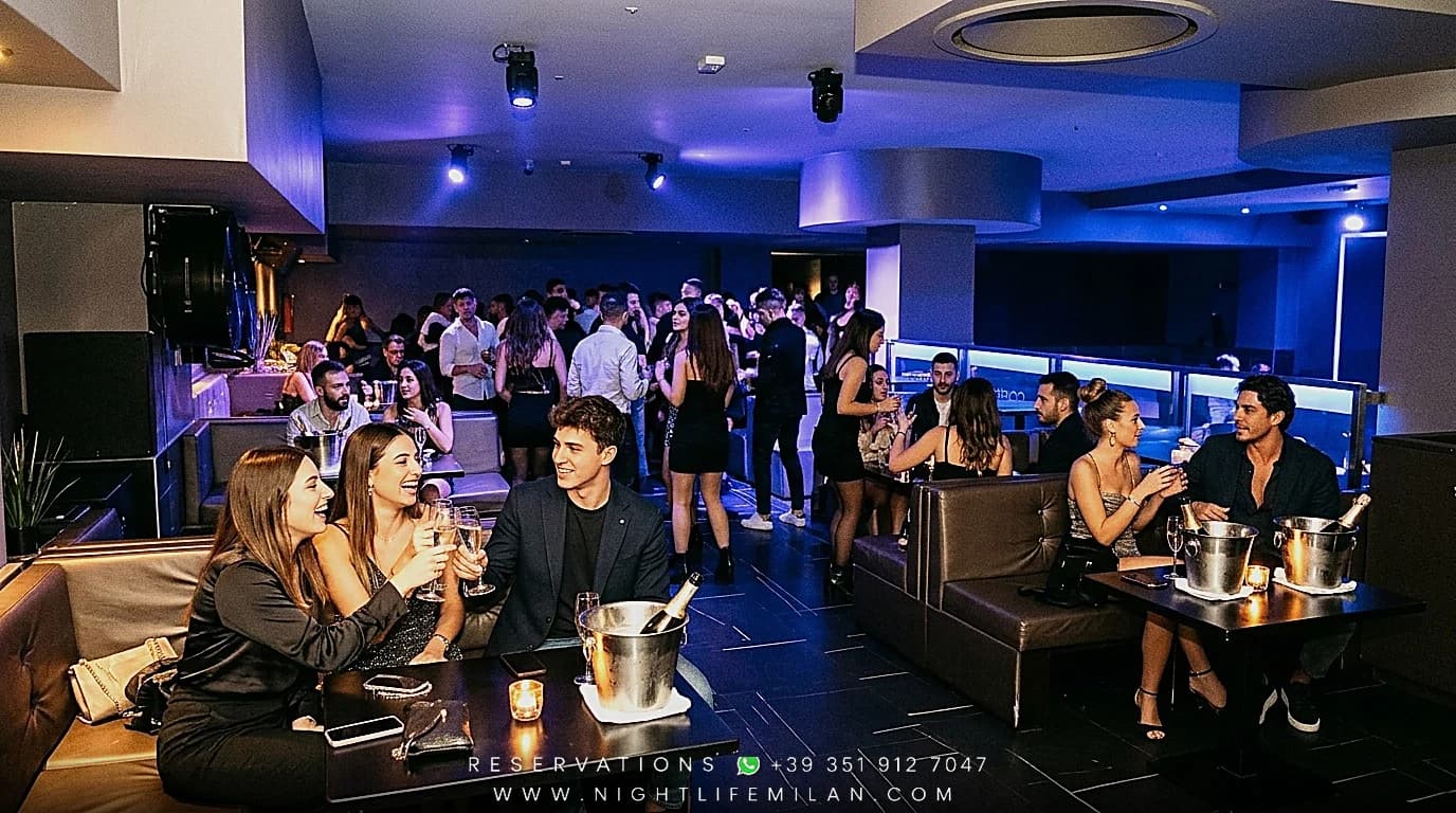 跨年 2027 Lime Milano (Milano): Gala, Club & VIP — 官方活动海报 · Lime Milano 跨年 2027 Lime Milano (Milano): Gala, Club & VIP — 官方活动海报 Lime Milano (单身人士、好友聚会与社交餐桌(23–38岁) · 潮流夜店盛装、修身短裙与设计师衬衫)