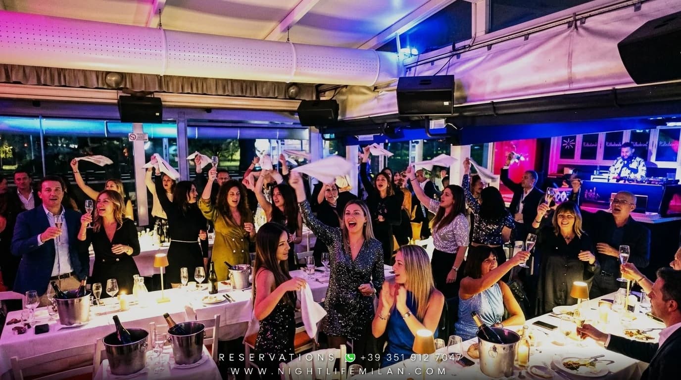 رأس السنة 2027 Pelledoca Music & Restaurant Milano (Milano): Gala, Club & VIP — الملصق الرسمي للفعالية · Pelledoca Music & Restaurant Milano رأس السنة 2027 Pelledoca Music & Restaurant Milano (Milano): Gala, Club & VIP — الملصق الرسمي للفعالية Pelledoca Music & Restaurant Milano (مجموعات الأصدقاء والطاولات الاجتماعية (23–38 سنة) · فستان سهرة براق ومخمل وبدلة داكنة أنيقة)