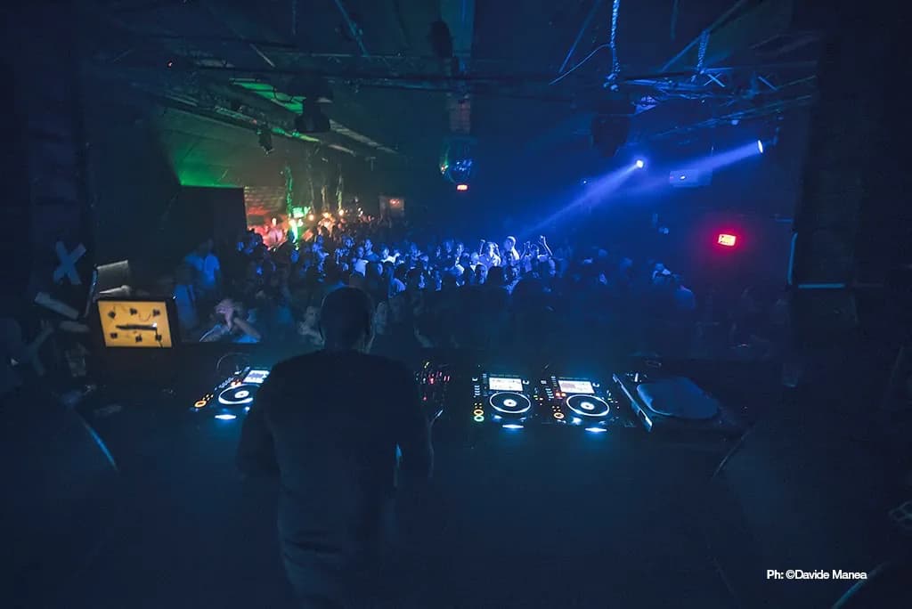 Tunnel Club: emberek és színes fények