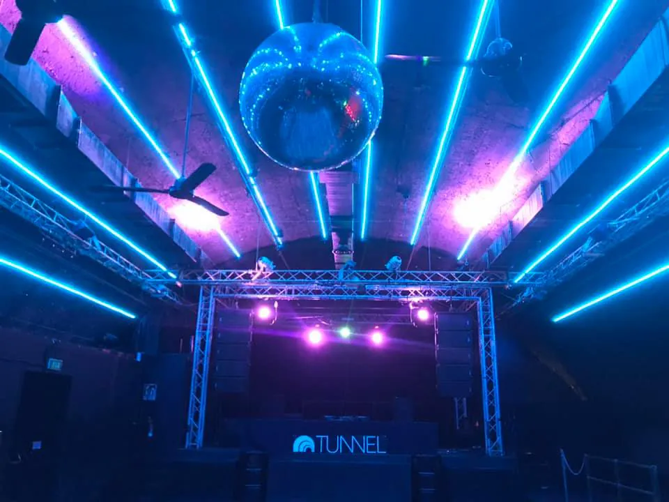 Felirat a helyszín nevével: Tunnel Club
