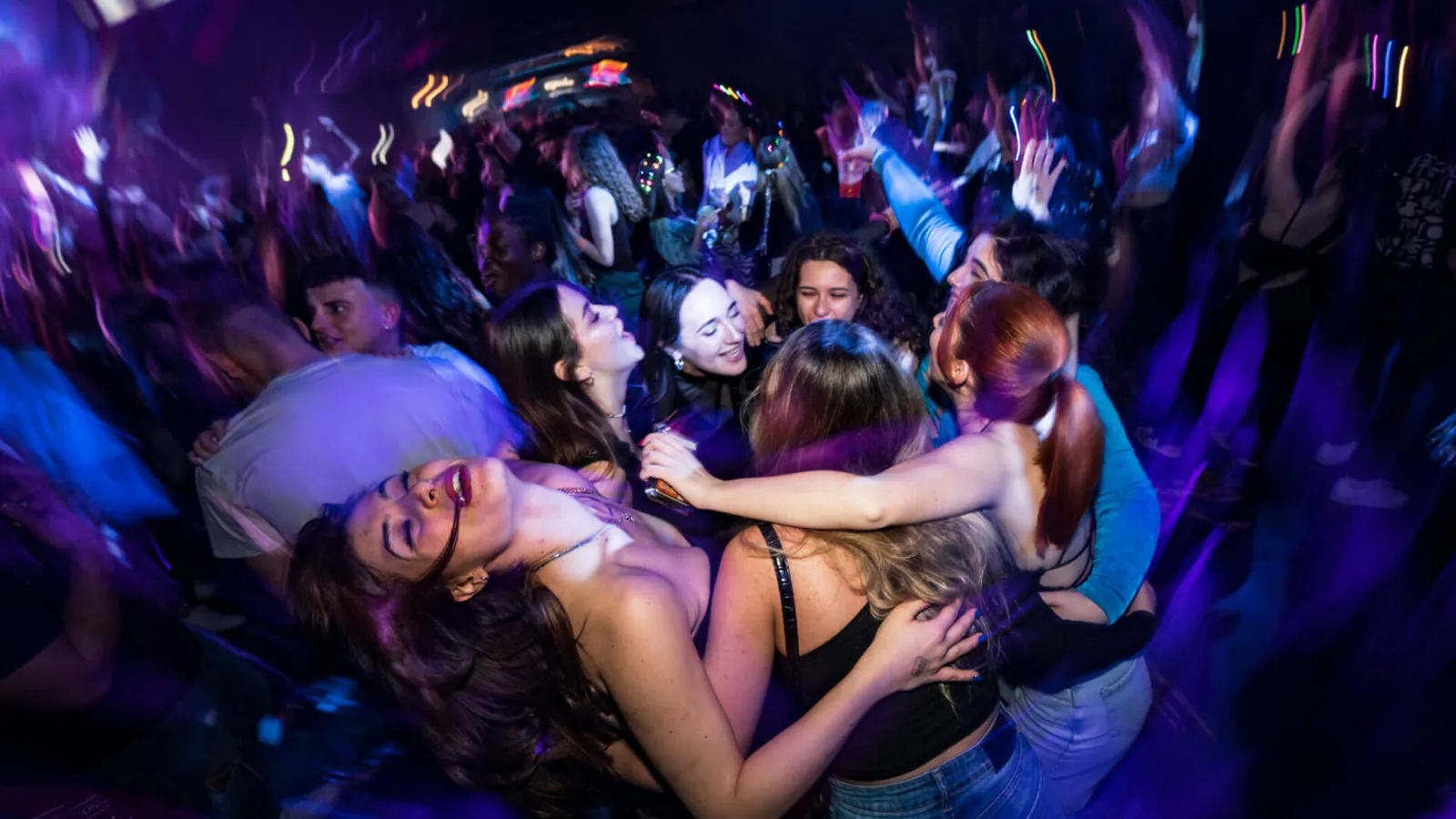 Alcatraz Milano: people and coloured lights