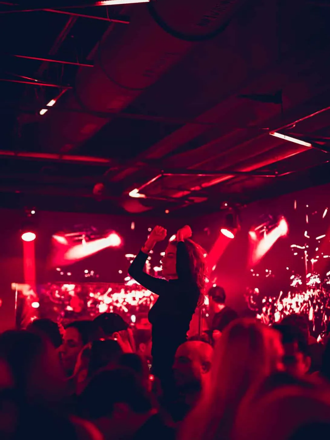 Amnesia Milano: people and coloured lights