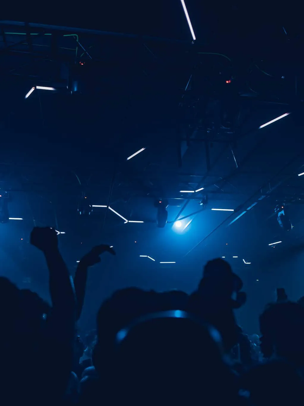 Amnesia Milano: people and coloured lights
