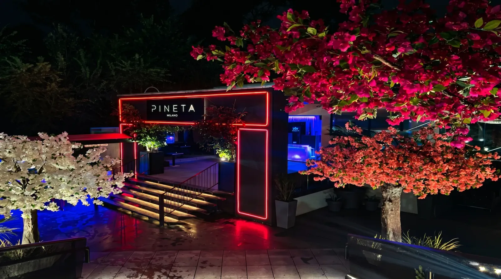 Pineta Milano: entrance and illuminated sign
