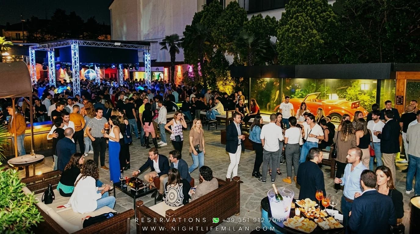 Silvester 2027 Bobino Milano (Milano): Gala, Club & VIP · Silvester 2027 Bobino Milano (Milano): Gala, Club & VIP — Anspruchsvolles Ü30- / Ü40-Publikum | Pailletten-Abendkleid, Samt & dunkler Maßanzug Silvester 2027 Bobino Milano (Milano): Gala, Club & VIP (Silvester 2027 Bobino Milano (Milano): Gala, Club & VIP) — Bobino Milano: Anspruchsvolles Ü30- / Ü40-Publikum, Pailletten-Abendkleid, Samt & dunkler Maßanzug (Hauptsaal & echte Location-Architektur)