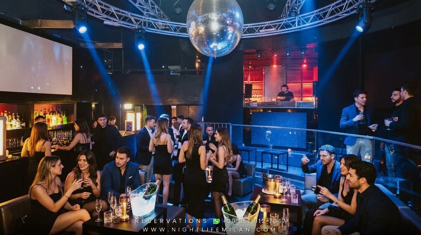 Silvester 2027 Tocqueville 13 (Milano): Gala, Club & VIP · After-Dinner Entry (from 23:30) — Singles, Freundesgruppen & Social Tables (23–38 Jahre) | Pailletten-Abendkleid, Samt & dunkler Maßanzug Silvester 2027 Tocqueville 13 (Milano): Gala, Club & VIP (After-Dinner Entry (from 23:30)) — Tocqueville 13: Singles, Freundesgruppen & Social Tables (23–38 Jahre), Pailletten-Abendkleid, Samt & dunkler Maßanzug (Zielgruppe auf der Tanzfläche & Dresscode)