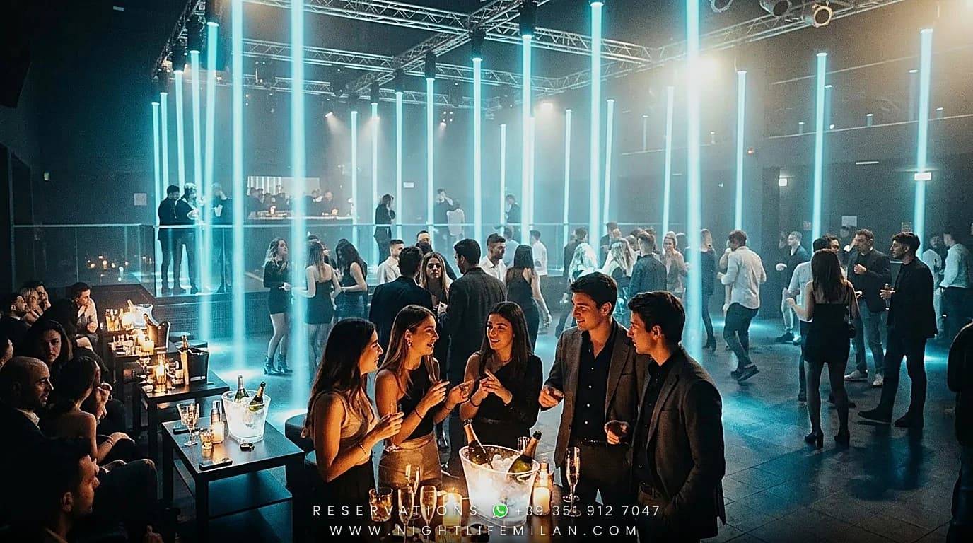 BISCOTTO: HÉCTOR OAKS · Gate Milano · BISCOTTO: HÉCTOR OAKS · Gate Milano — Jeunes Clubbers, Étudiants & Passionnés de Musique (20–32 ans) | Total Black Contemporain, Clubwear Minimaliste & Cuir BISCOTTO: HÉCTOR OAKS · Gate Milano (BISCOTTO: HÉCTOR OAKS · Gate Milano) — Gate Milano: Jeunes Clubbers, Étudiants & Passionnés de Musique (20–32 ans), Total Black Contemporain, Clubwear Minimaliste & Cuir (Salle Principale & Architecture Réelle du Lieu)