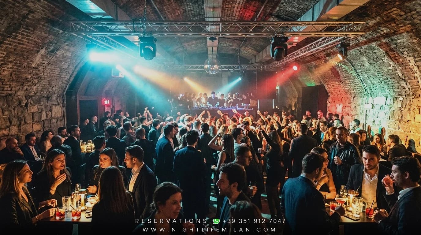 Gamlárskvöld 2027 Tunnel Club Milano (Milano): Gala, Club & VIP · Gamlárskvöld 2027 Tunnel Club Milano (Milano): Gala, Club & VIP — Ungt Klúbbafólk og Tónlistarunnendur (20–32 ára) | Nútímalegur Alsvartur Techno Klæðnaður og Leður Gamlárskvöld 2027 Tunnel Club Milano (Milano): Gala, Club & VIP (Gamlárskvöld 2027 Tunnel Club Milano (Milano): Gala, Club & VIP) — Tunnel Club Milano: Ungt Klúbbafólk og Tónlistarunnendur (20–32 ára), Nútímalegur Alsvartur Techno Klæðnaður og Leður (Aðalsalur og Raunveruleg Stemning)