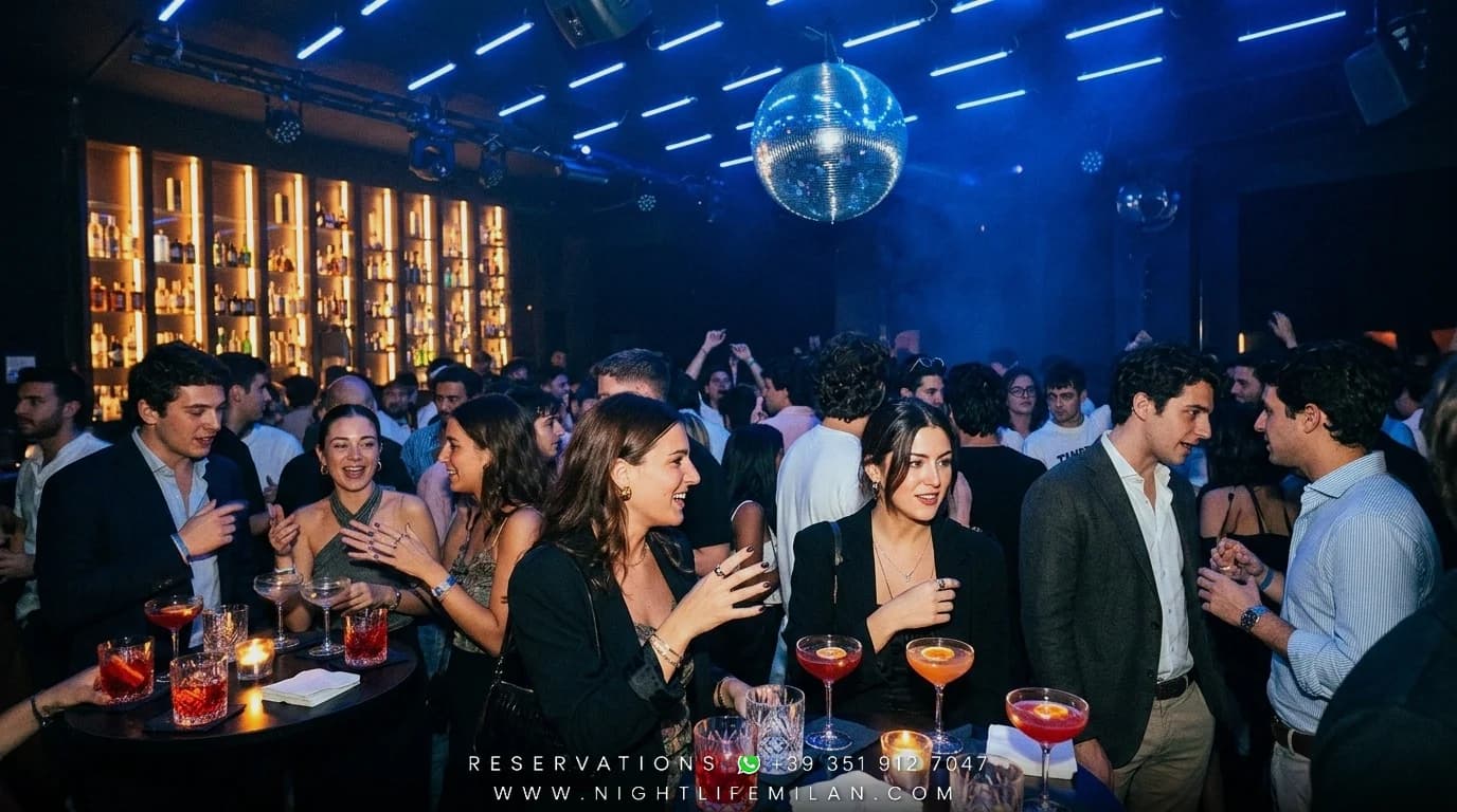Sylwester 2027 Apollo Club Milano (Milano): Gala, Club & VIP · Sylwester 2027 Apollo Club Milano (Milano): Gala, Club & VIP — Single, Grupy Znajomych i Stoliki Towarzyskie (23–38 lat) | Cekinowa Suknia Wieczorowa, Aksami i Ciemny Garnitur Sylwester 2027 Apollo Club Milano (Milano): Gala, Club & VIP (Sylwester 2027 Apollo Club Milano (Milano): Gala, Club & VIP) — Apollo Club Milano: Single, Grupy Znajomych i Stoliki Towarzyskie (23–38 lat), Cekinowa Suknia Wieczorowa, Aksami i Ciemny Garnitur (Sala Główna i Prawdziwe Wnętrze)