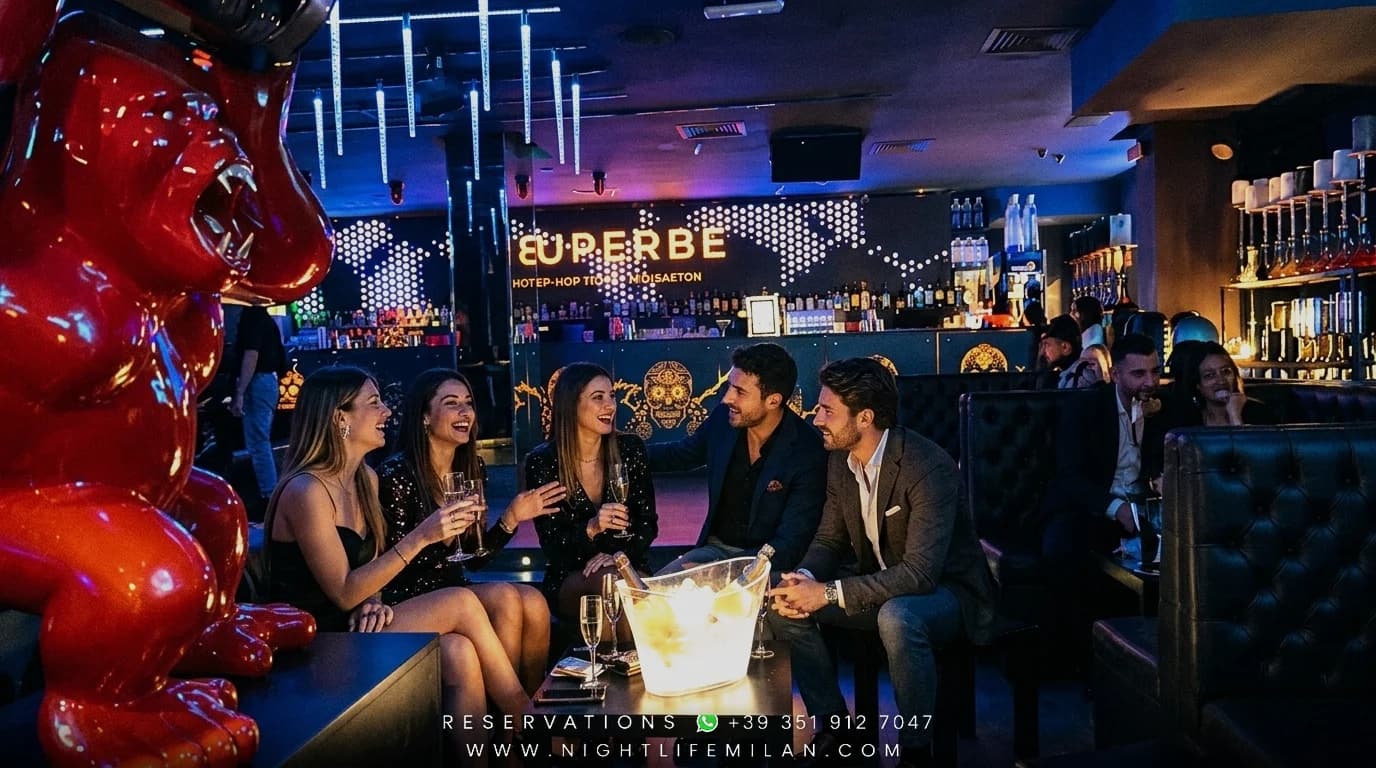 Réveillon 2027 The Club Milano (Milano): Gala, Club & VIP · After-Dinner Entry (from 23:00) — Solteiros, Grupos de Amigos e Mesas Sociais (23–38 anos) | Glamour Urbano de Club, Vestido Curto e Camisa Preta Réveillon 2027 The Club Milano (Milano): Gala, Club & VIP (After-Dinner Entry (from 23:00)) — The Club Milano: Solteiros, Grupos de Amigos e Mesas Sociais (23–38 anos), Glamour Urbano de Club, Vestido Curto e Camisa Preta (Público na Pista e Traje da Noite)