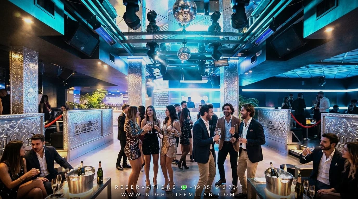 Revelion 2027 Tocqueville 13 (Milano): Gala, Club & VIP · Revelion 2027 Tocqueville 13 (Milano): Gala, Club & VIP — Persoane Singure, Grupuri de Prieteni și Mese Sociale (23–38 ani) | Rochie cu Paiete, Catifea și Costum Închis Elegant Revelion 2027 Tocqueville 13 (Milano): Gala, Club & VIP (Revelion 2027 Tocqueville 13 (Milano): Gala, Club & VIP) — Tocqueville 13: Persoane Singure, Grupuri de Prieteni și Mese Sociale (23–38 ani), Rochie cu Paiete, Catifea și Costum Închis Elegant (Sala Principală și Atmosfera Reală)