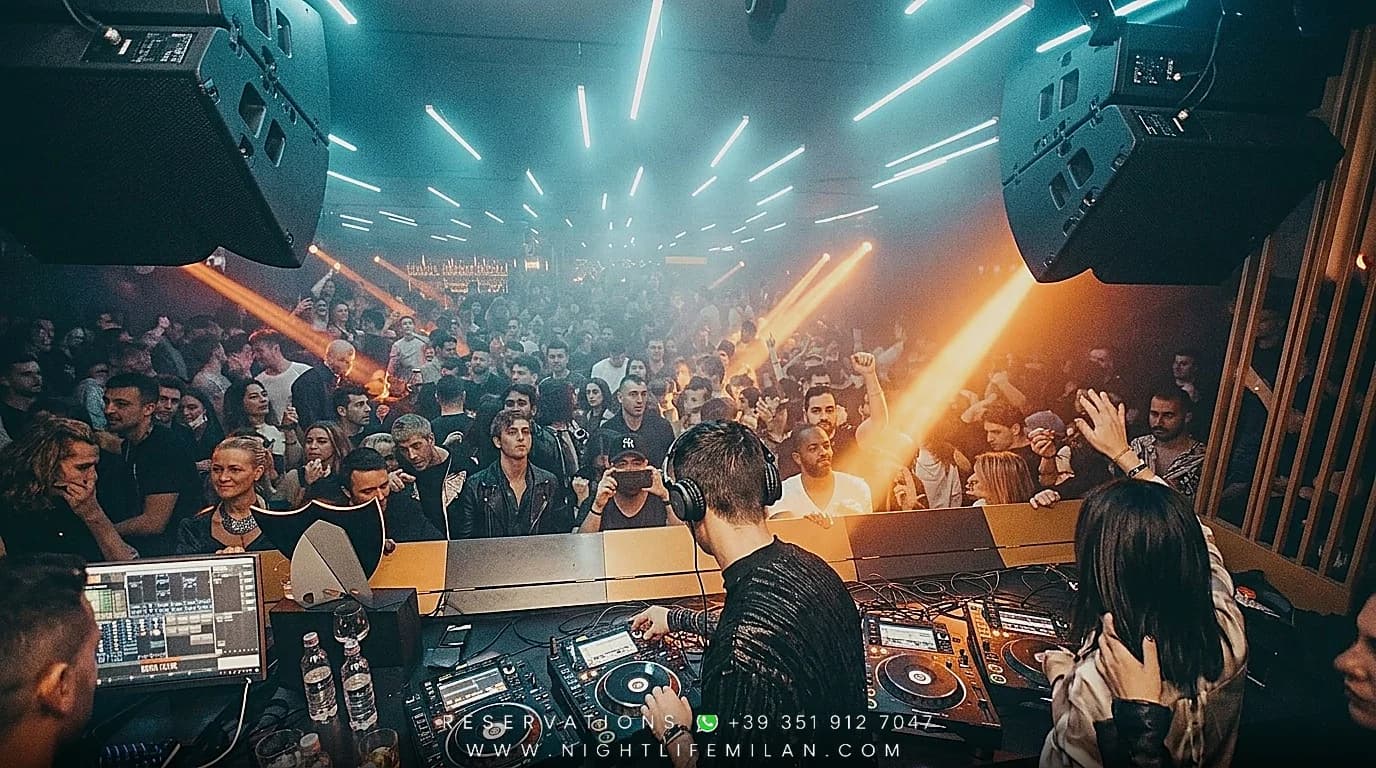 180BPM · Gate Milano · 180BPM: termín v milánskom kalendári — Mladí Návštevníci Klubov a Milovníci Hudby (20–32 rokov) | Moderný Čierny Techno Štýl a Koža 180BPM · Gate Milano (180BPM: termín v milánskom kalendári) — Gate Milano: Mladí Návštevníci Klubov a Milovníci Hudby (20–32 rokov), Moderný Čierny Techno Štýl a Koža (VIP Privé Stoly a Polnočný Prípitok)