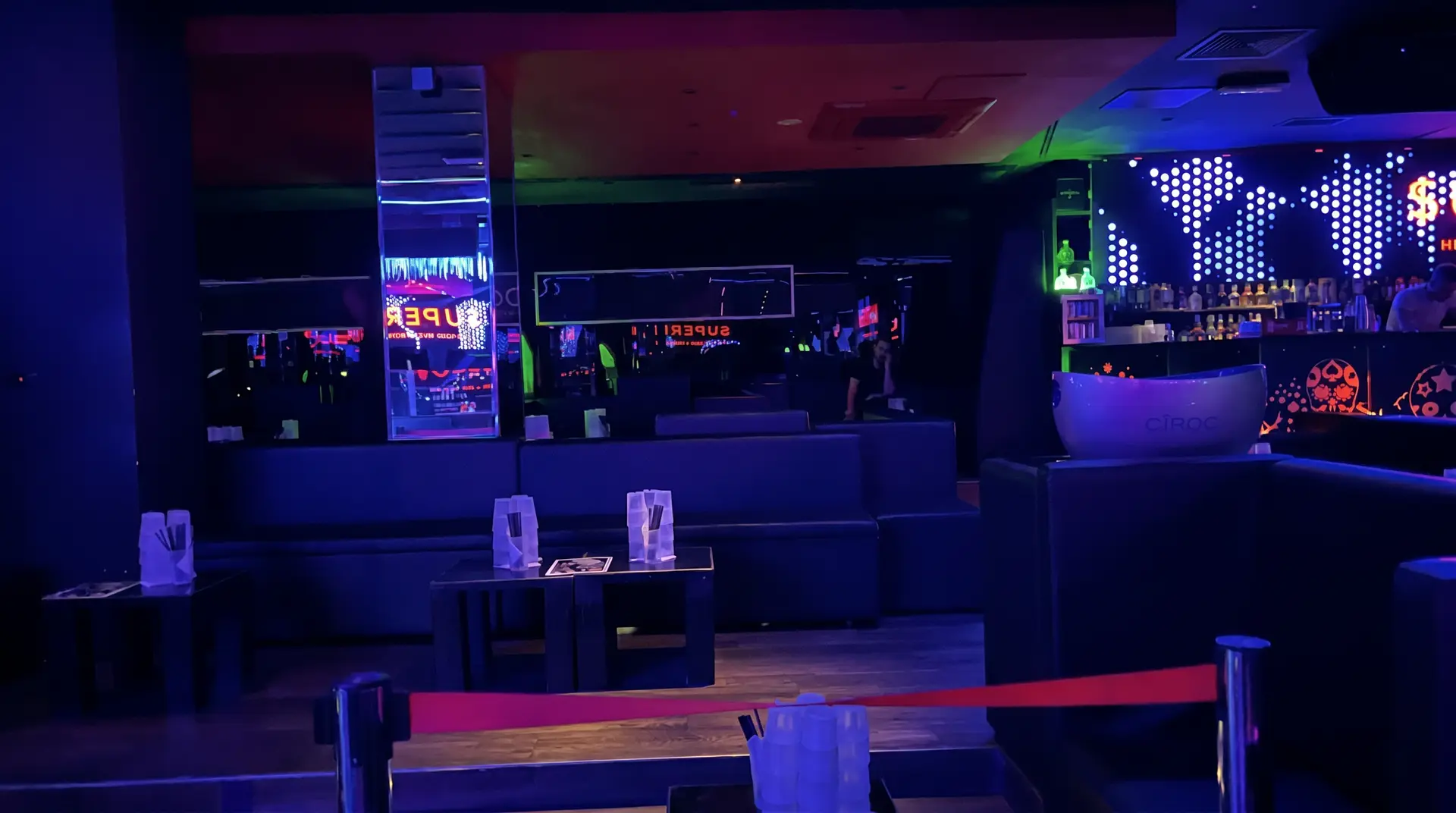 The Club Milan — bar and champagne service during SUPERBE — Dimanche au The Club The Club Milan — bar and champagne service during SUPERBE — Dimanche au The Club