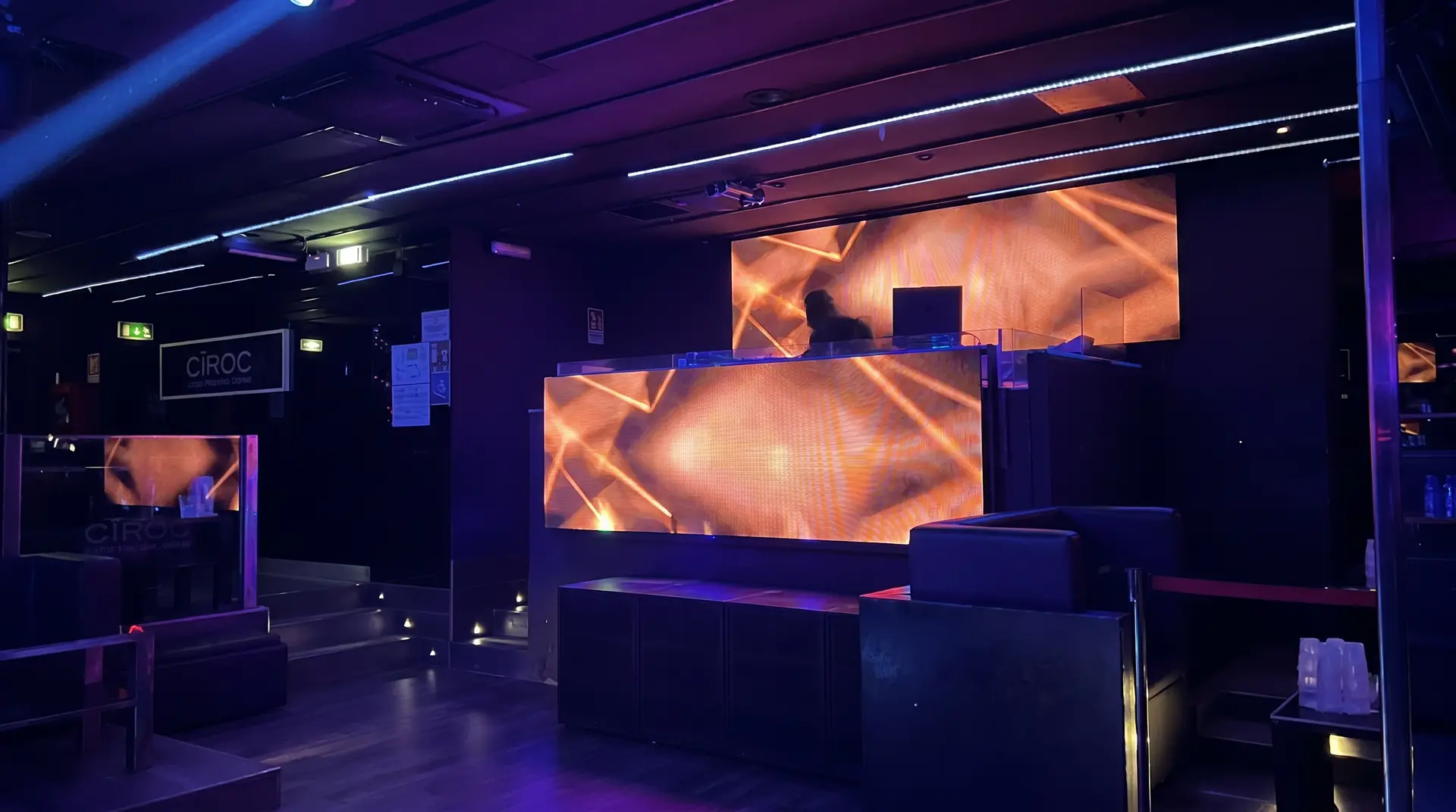 The Club Milan — entrance and crowd atmosphere during SUPERBE — Dimanche au The Club The Club Milan — entrance and crowd atmosphere during SUPERBE — Dimanche au The Club