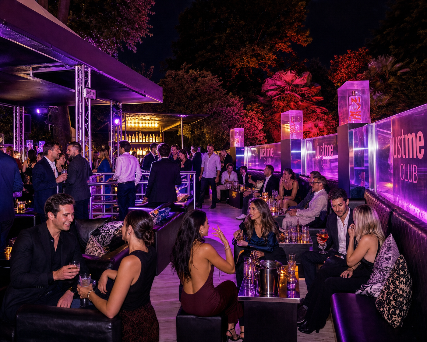 Pubblico internazionale 25–35 nella lounge del Just Me Milano durante Monday Night.